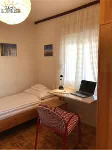Ein Bett oder Betten in einem Zimmer der Unterkunft Tribunj Sunrise