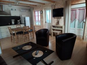 Kuchyňa alebo kuchynka v ubytovaní APPARTEMENT EN DUPLEX " LA DORDOGNE" dans maison individuelle