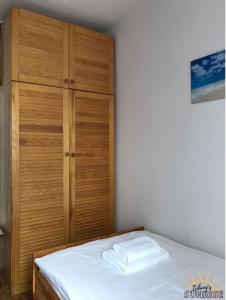 Ein Bett oder Betten in einem Zimmer der Unterkunft Tribunj Sunrise