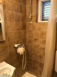 ein Badezimmer mit Dusche und Toilette in der Unterkunft Tribunj Sunrise in Tribunj