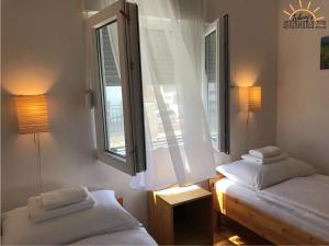 Ein Bett oder Betten in einem Zimmer der Unterkunft Tribunj Sunrise