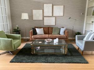 a living room with a couch and two chairs at Appartement Downtown in Haarlem