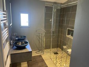 baño con 2 lavabos y ducha con puerta de cristal en Saumur, proche, les 3 gîtes, en Saint-Martin-de-la-Place