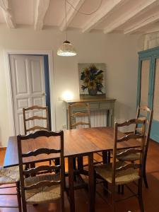 comedor con mesa de madera y sillas en La Atalaya, en La Granja de San Ildefonso