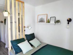 een bed met twee kussens in een kamer bij Appart cocooning proche centre avec Parking in Hyères