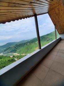 Habitación con ventana grande con vistas. en Aktürk villa, en Trabzon