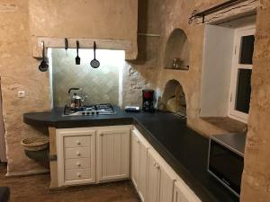 eine Küche mit einer schwarzen Arbeitsplatte in einem Zimmer in der Unterkunft Villa Oleya Belle demeure nature in Essaouira