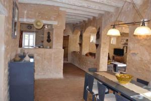 una grande cucina e sala da pranzo in un vecchio edificio di Villa Oleya Belle demeure nature a Essaouira