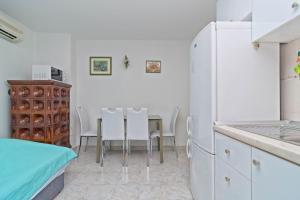 Kuchyňa alebo kuchynka v ubytovaní Cakic apartmani