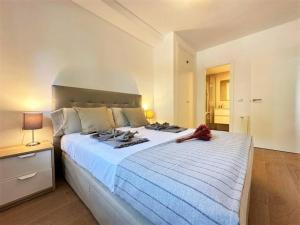 ein Schlafzimmer mit einem großen Bett mit einer blauen Decke in der Unterkunft Your Poolside Paradise by the Sea in Port Saplaya + 35 Fotos