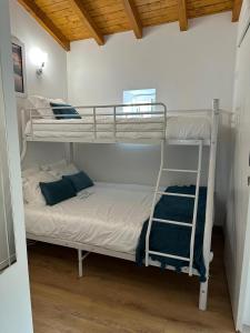 - deux lits superposés dans une chambre dans l'établissement Monte da Caldeirinha, à Luz de Tavira