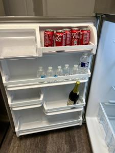 um frigorífico aberto com uma garrafa de cocacola em Appleberry enterprise em Owings Mills