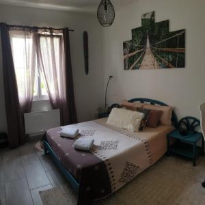 sypialnia z łóżkiem i zdjęciem na ścianie w obiekcie Chambre cosy entre mer et montagne w mieście Ascain