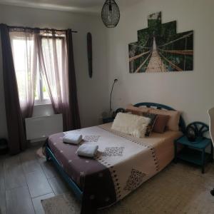 a bedroom with a bed and a picture on the wall at Chambre cosy entre mer et montagne in Ascain