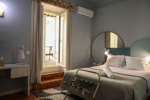 Un dormitorio con una cama grande y una ventana en LR Guest House, en Lisboa