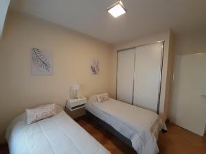 Habitación pequeña con 2 camas y termotermotermotermotermott en departamento en recoleta en Buenos Aires