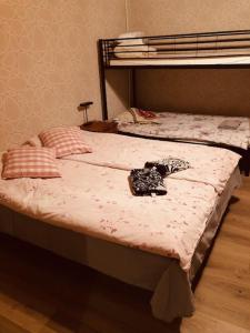 Un pat sau paturi într-o cameră la Viivin tuvat asunto A ja B
