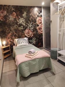 ein Schlafzimmer mit einem Bett mit einer Blumenwand in der Unterkunft Center Flat Puerto Del Carmen near the Beach NATURAL ELEMENTS APARTMENT in Puerto del Carmen