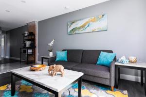 Uma área de estar em Quaint 1 Bedroom Apartment Sleeps 2-3, Near Niagara Falls