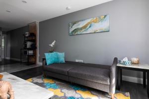 Area soggiorno di Quaint 1 Bedroom Apartment Sleeps 2-3, Near Niagara Falls