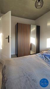 1 dormitorio con 1 cama grande y espejo en Nyskie Ustronie, en Nysa