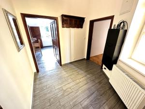 um corredor vazio com duas portas e um piso em Black Eagle Apartments em Praga