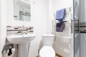 Fotografia z galérie ubytovania Cosy house 10P - 5 chambres -5 salles de bain - proche Lille et toutes commodités v destinácii Roubaix