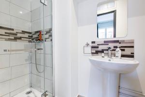 Fotografia z galérie ubytovania Cosy house 10P - 5 chambres -5 salles de bain - proche Lille et toutes commodités v destinácii Roubaix
