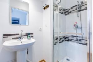 Fotografia z galérie ubytovania Cosy house 10P - 5 chambres -5 salles de bain - proche Lille et toutes commodités v destinácii Roubaix