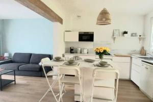 a white table and chairs in a living room at Maisonnette Au 15 in Auxerre