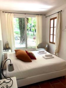 1 dormitorio con 1 cama grande y ventana en B&B Villa Roumanille, en Aix-en-Provence