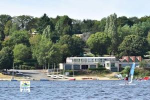 een huis aan de oever van een waterlichaam bij L'appart du lac - Elégant et tout confort à Eguzon in Éguzon-Chantôme