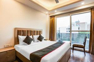 1 dormitorio con cama grande y ventana grande en Townhouse MA-32 en Gurgaon
