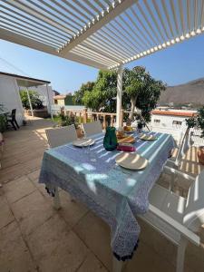 stół z niebieską tkaniną na patio w obiekcie Rose’s House w mieście San Sebastián de la Gomera
