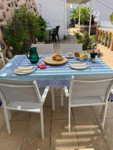 a table with plates of food on top of it at Rose’s House in San Sebastián de la Gomera