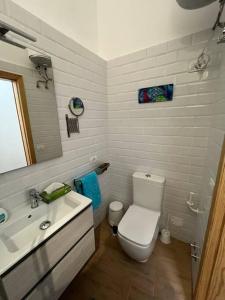 Baño blanco con aseo y lavamanos en Rose’s House en San Sebastián de la Gomera
