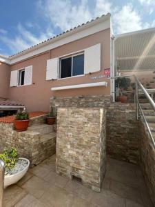 una casa con un muro di pietra e un muro di mattoni di Rose’s House a San Sebastián de la Gomera