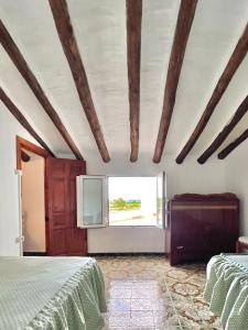 1 dormitorio con 2 camas y ventana en LA CASA DEL CAMINO DEL PUERTO, en Chirivel