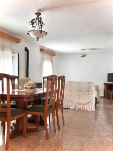 uma sala de jantar com uma mesa e cadeiras e um sofá em LA CASA DEL CAMINO DEL PUERTO em Chirivel