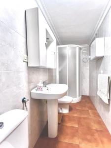uma casa de banho com um lavatório, um WC e um chuveiro em LA CASA DEL CAMINO DEL PUERTO em Chirivel