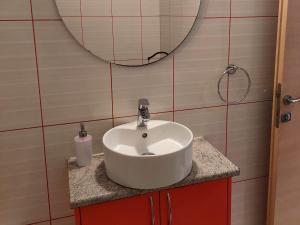 Un baño con un lavabo blanco y un espejo. en Luxury Apartment No. 202 (Napa Ace), en Ayia Napa 27 fotos más