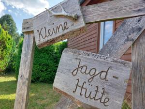 a wooden sign that reads home and load hubble at Kleine Jagdhütte in Zettemin