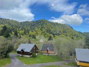 - une vue aérienne sur une maison dans les montagnes dans l'établissement Les Longes, à Le Mont-Dore