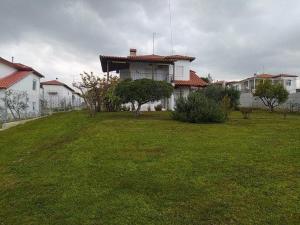 a house in a yard with a grassy yard at Cozy Cottage at Flogita in Flogita
