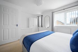 una camera bianca con un grande letto e una finestra di Stunning Entire House 6 mins to Manchester City Centre, near Etihad stadium, Free Parking and Super Fast Wifi a Manchester