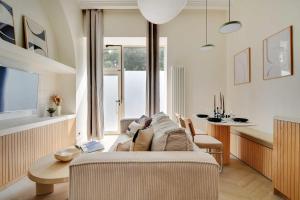 - un salon avec un canapé et une table dans l'établissement Luxury apartment 5P1BR - Square des Batignolles, à Paris