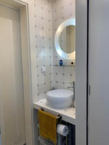 a bathroom with a sink and a mirror at Encanto Casa com Spa Jacuzzi Open Space in Tinalhas