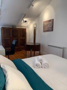 - une chambre avec un lit et une table avec des chaises dans l'établissement Encanto Casa com Spa Jacuzzi Open Space, à Tinalhas