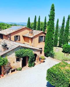 an aerial view of a house with trees at Agriturismo Palazzo Val Del Sasso in Villastrada