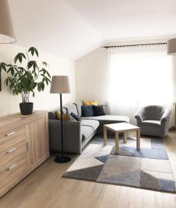 Posedenie v ubytovaní Apartament 65m2 z balkonem blisko jeziora